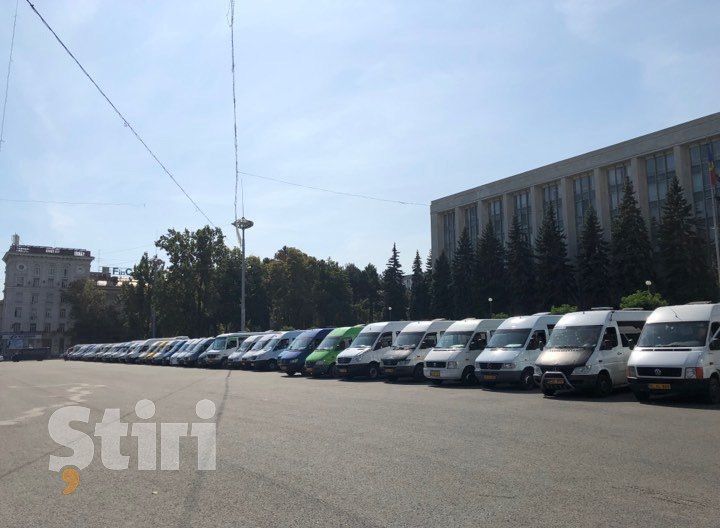 Представители транспортных компаний проводят акцию протеста в Кишиневе