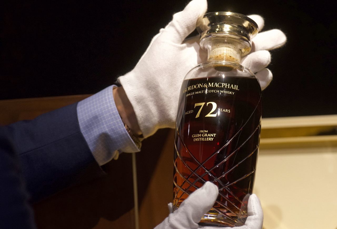 Бутылку виски из Шотландии продали на аукционе за 54 тысячи долларов