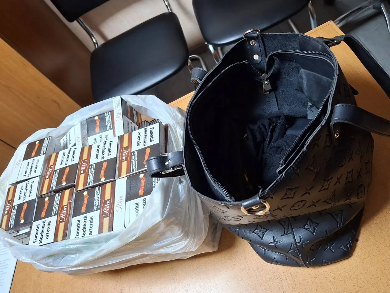 На КПП в Атаках женщина пыталась пронести под одеждой 113 пачек сигарет