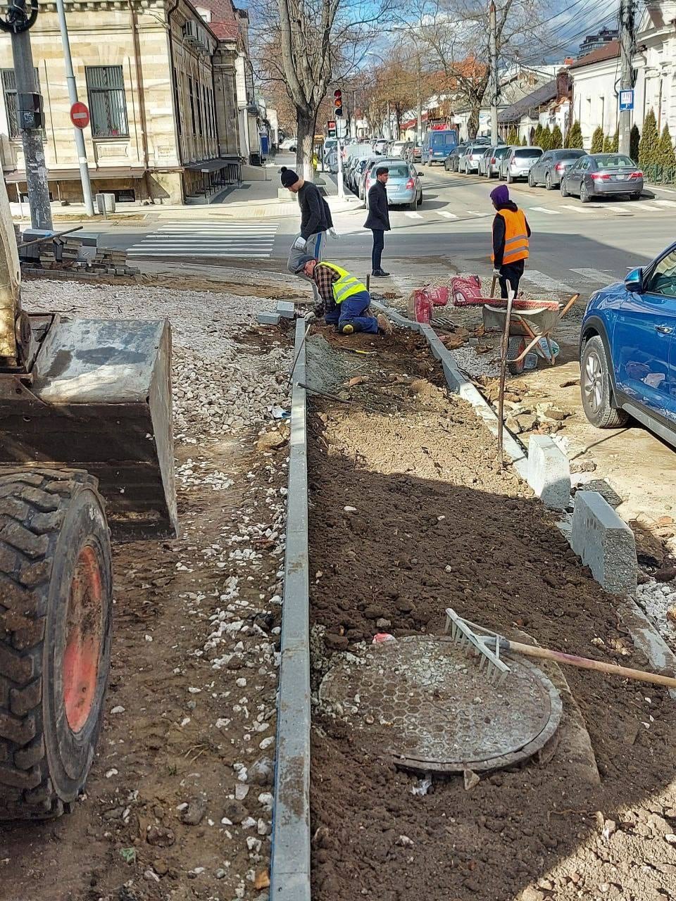 Продолжается ремонт тротуара на улице А. Щусева