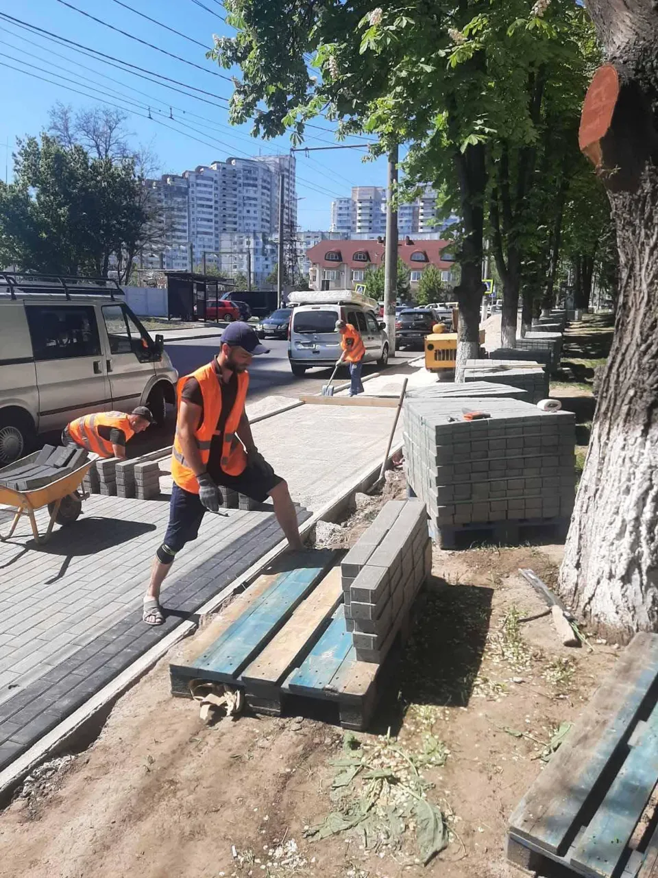 На столичной улице Буребиста продолжается благоустройство пешеходной и парковочной зоны
