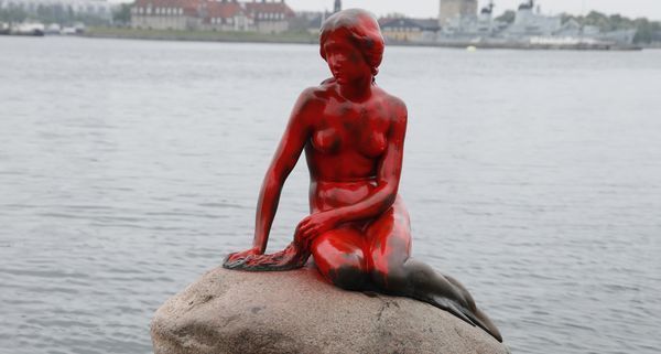Mica Sirenă din Copenhaga s-a umplut de sânge. Ce s-a întâmplat cu monumentul