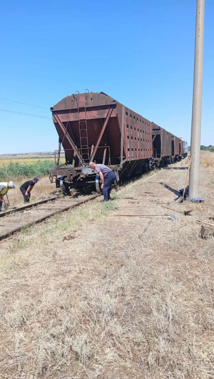 В Кагульском районе завершилась операция по подъему грузовых вагонов, сошедших с рельсов