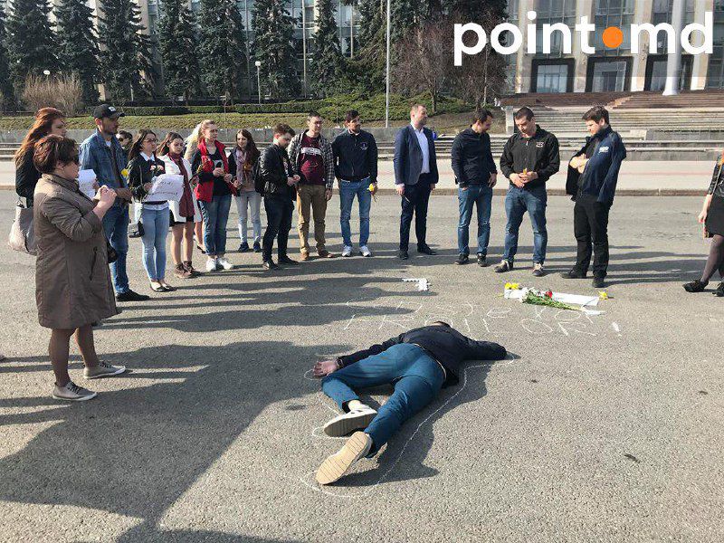 В центре Кишинева прошел флешмоб в память о жертвах беспорядков 7 апреля 2009 года