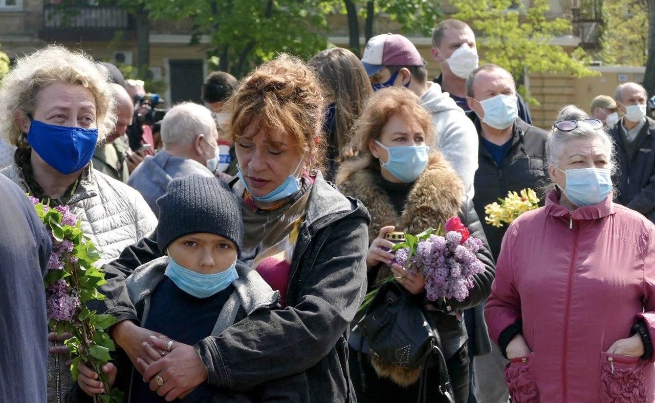Сотни человек пришли к Дому профсоюзов в Одессе в годовщину трагедии