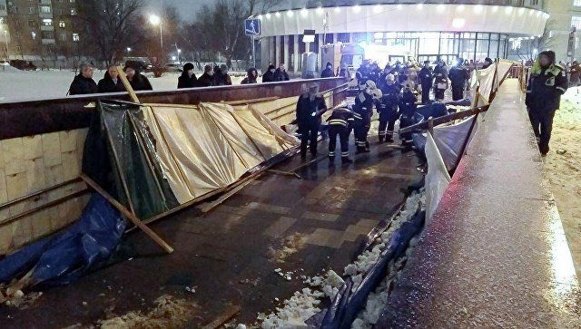 В переходе московского метро рухнули строительные леса