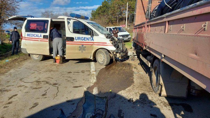 В Каларашском районе машина скорой помощи столкнулась с грузовиком
