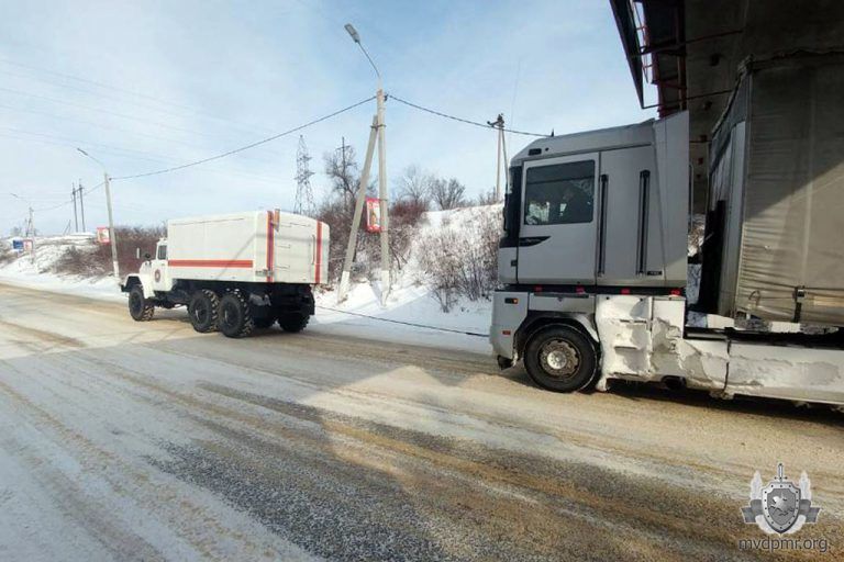 Фура не смогла преодолеть скользкий подъем и спровоцировала пробку в Приднестровье