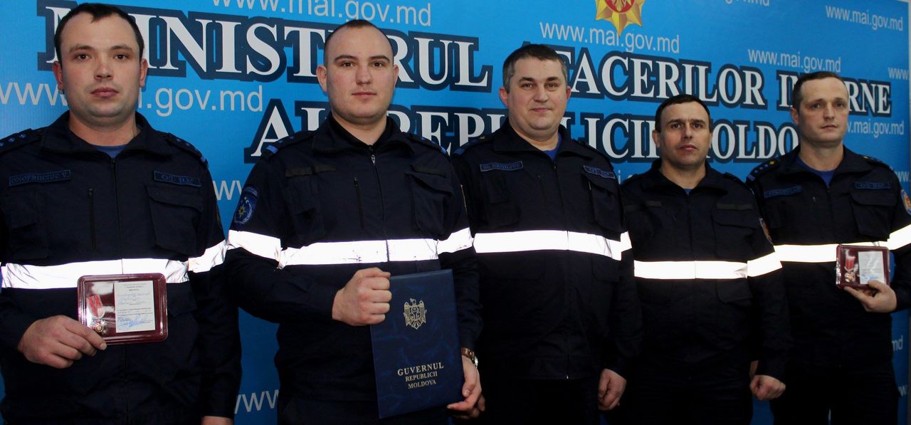 Пожарные, потушившие пожар на Заводской, награждены