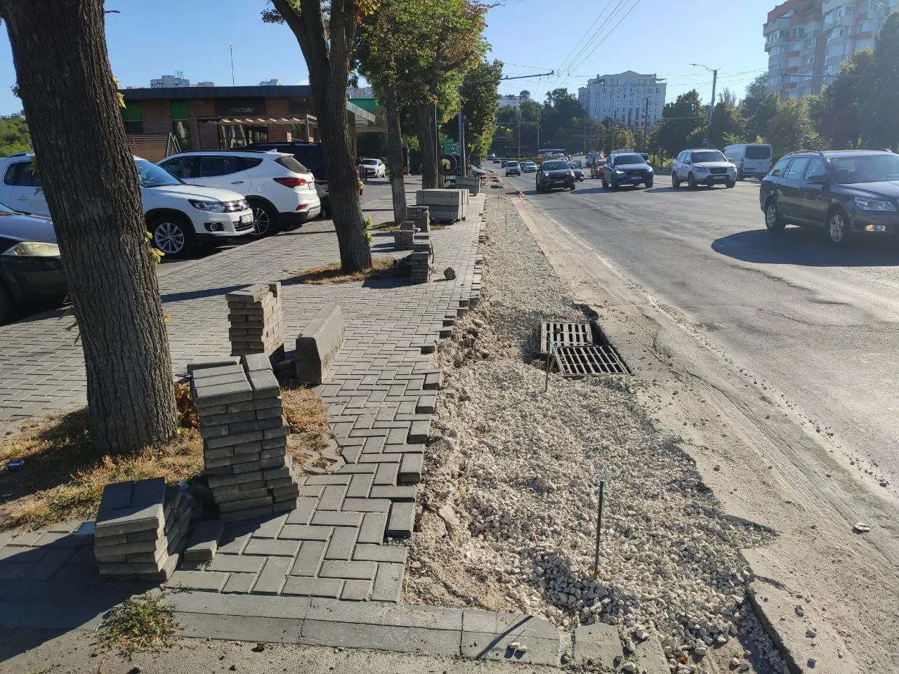На Рышкановке продолжаются работы по замене бордюра