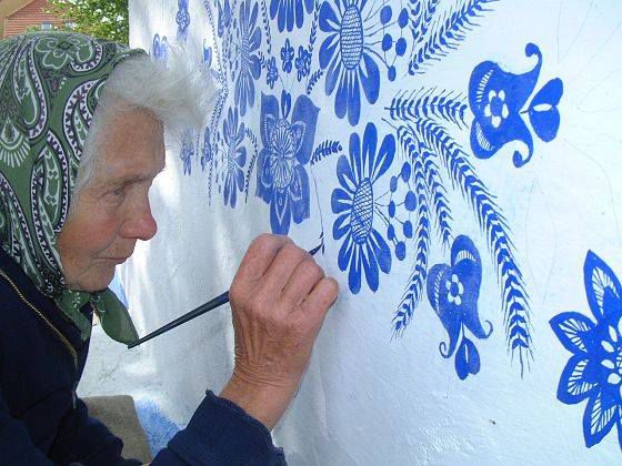90-летняя бабушка превращает дома в произведения искусства