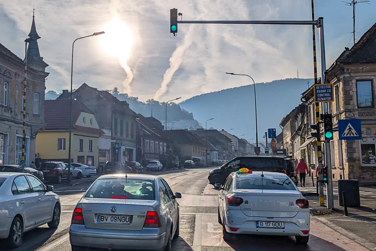 Roșu la semafoarele din Brașov pentru șoferii care depășesc viteza maximă legală