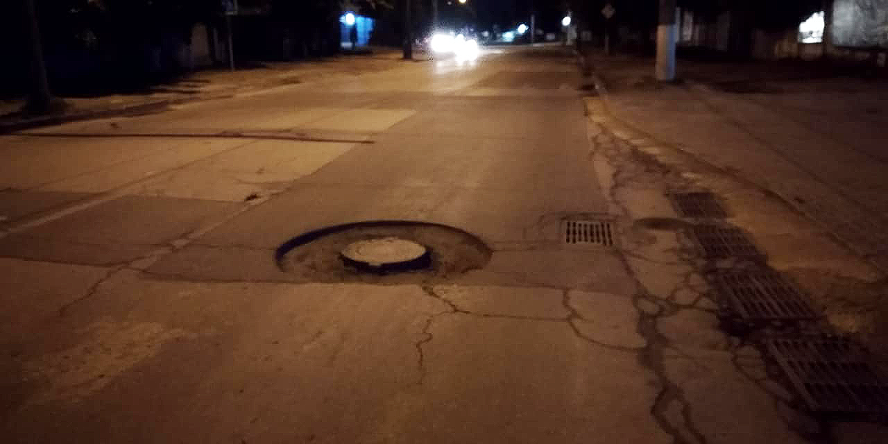 На дорогах Кишинева срезали асфальт вокруг люков, не установив знаки