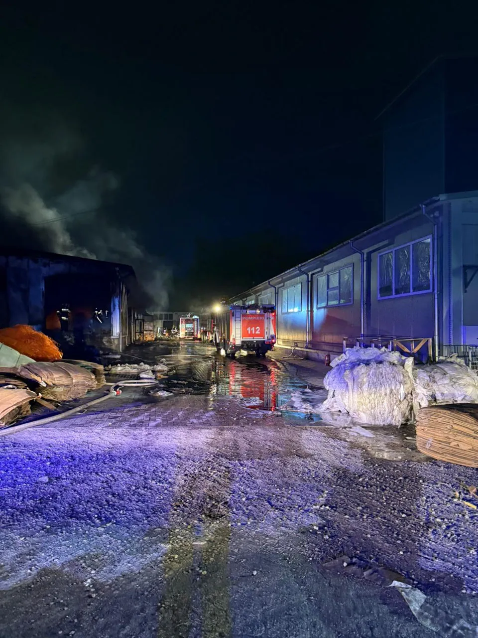 Incendiu puternic în Capitală: Un depozit cu materiale de construcție, distrus de flăcări