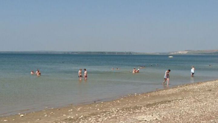 Sute de turiști din zona Moldovei, atrași, zilnic, de plaja de la „Marea Nordului”