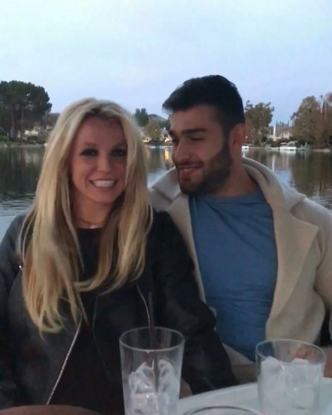 Britney Spears se mărită pentru a treia oară? Cât de sexy e bărbatul de care e îndragostită