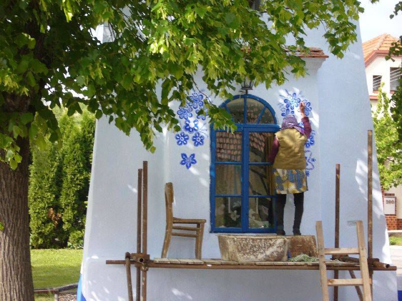90-летняя бабушка превращает дома в произведения искусства