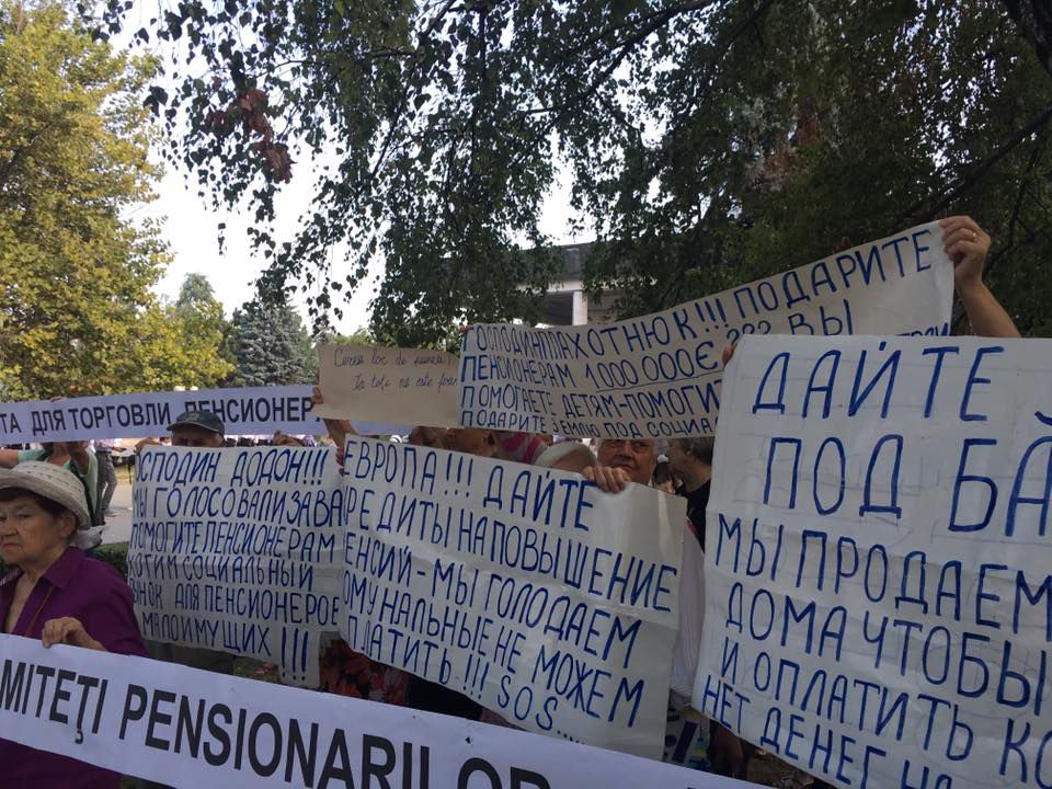 Protest de Ziua Independenţei: Pensionarii au ieşit în stradă pentru a manifesta împotriva stării de lucruri din ţară