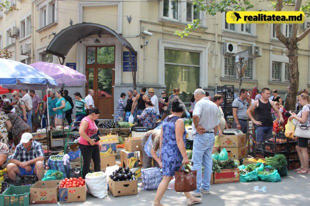 Журналисты показали антисанитарные условия на центральном рынке