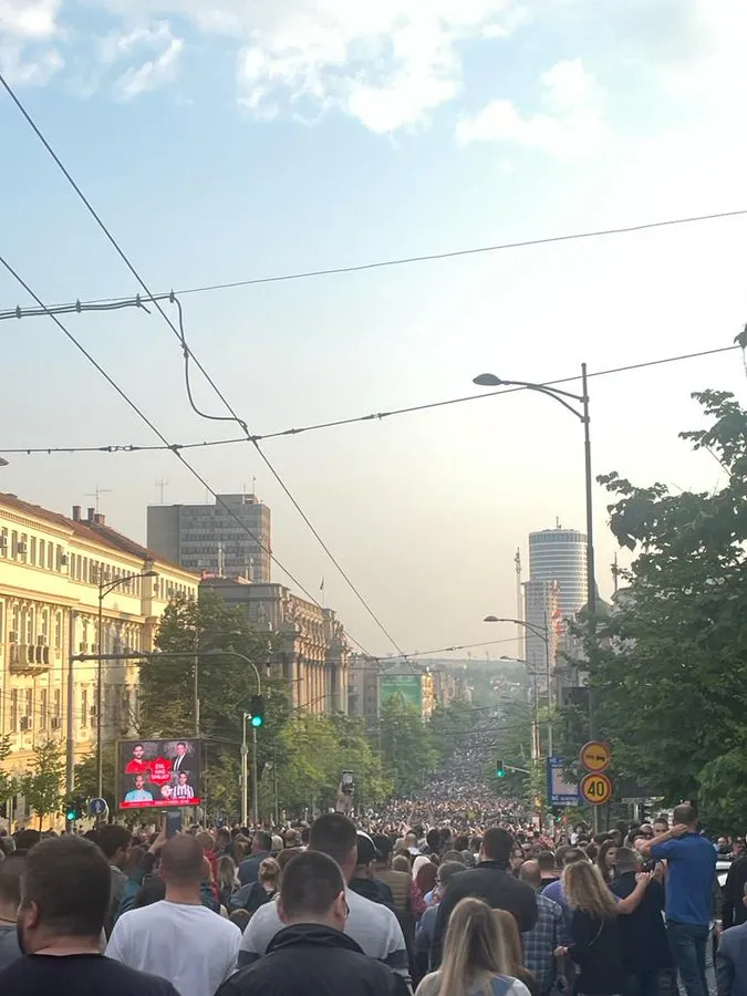 В Белграде состоялся очередной многотысячный протест из-за случаев массовой стрельбы