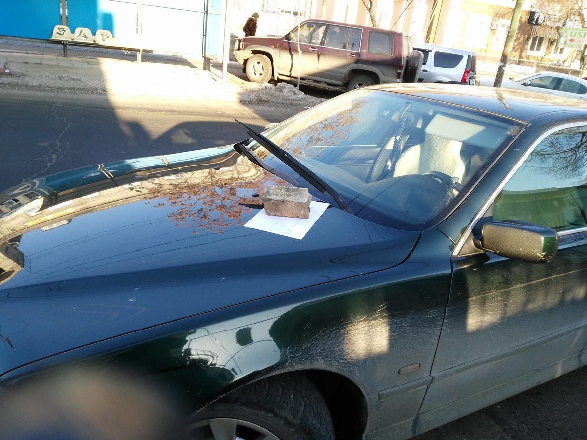 Un şofer din Chişinău a găsit pe capotă un mesaj prins cu o cărămidă