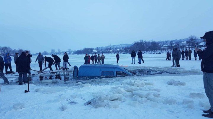 Imagini incredibile la Sângerei: O maşină a căzut sub gheaţa unui lac