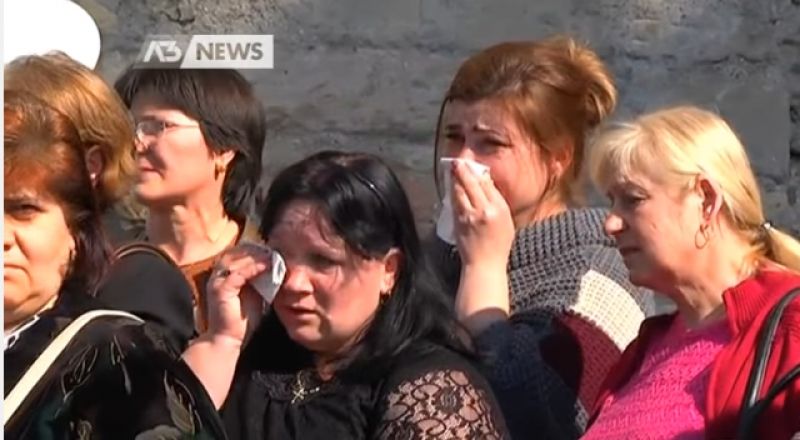 Убитую в Италии беременную молдаванку проводили в последний путь