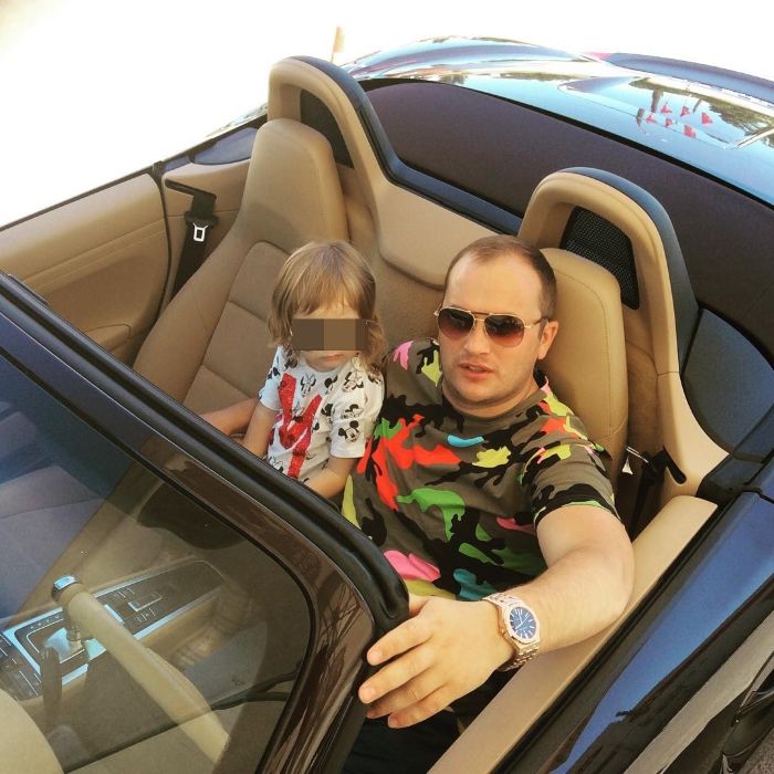 Valerian Mînzat conduce mașina cu fiica sa pe scaunul din față