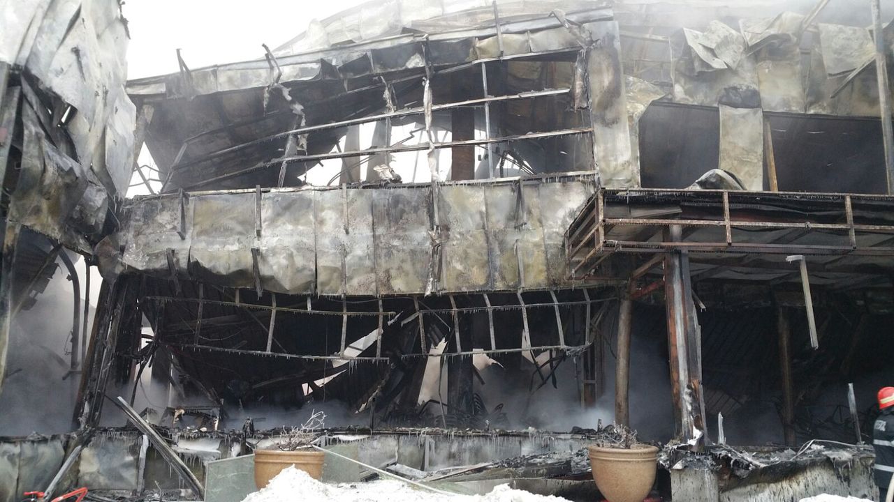 Un club din București a ars în totalitate noaptea trecută