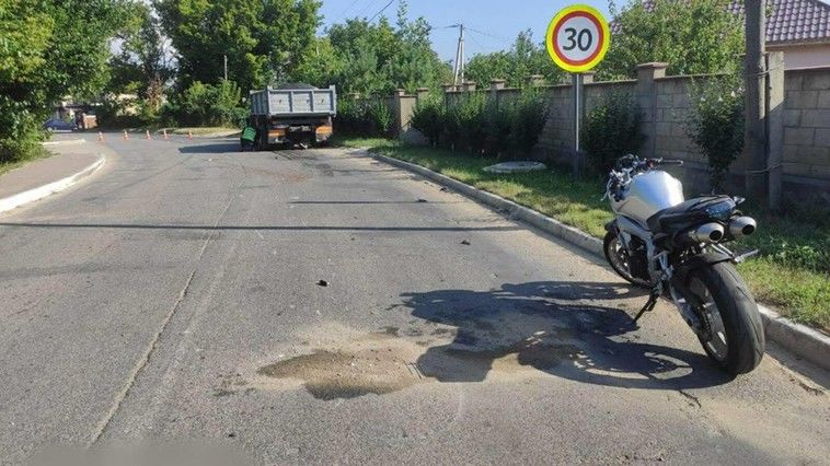 В Яловенах водитель мотоцикла погиб после столкновения с грузовиком
