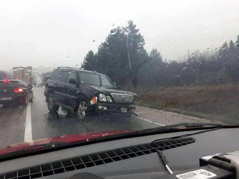 Accident grav pe traseul Chișinău-Leușeni: Cel puțin două mașini s-au lovit violent