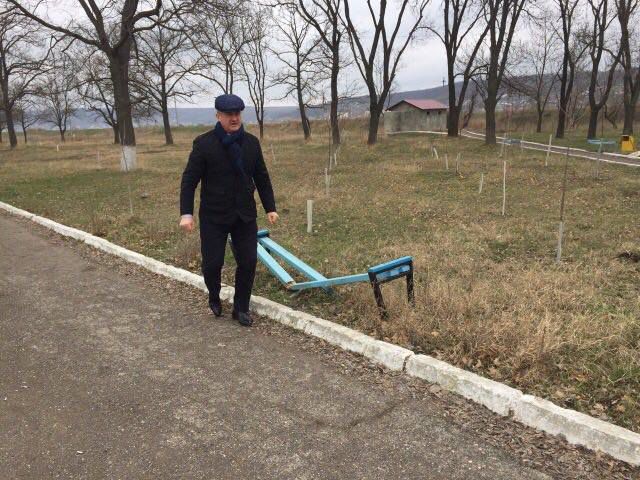Parcul din Căușeni, vandalizat: Mai multe bănci și coșuri de gunoi, distruse