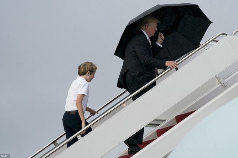 Gestul lipsit de cavalerism al lui Trump. Se acoperă cu o umbrelă în timp ce soţia şi fiul său stau în ploaie
