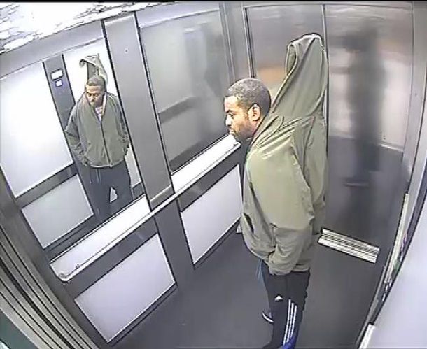 Британец почти вынес под одеждой двухметровые жалюзи