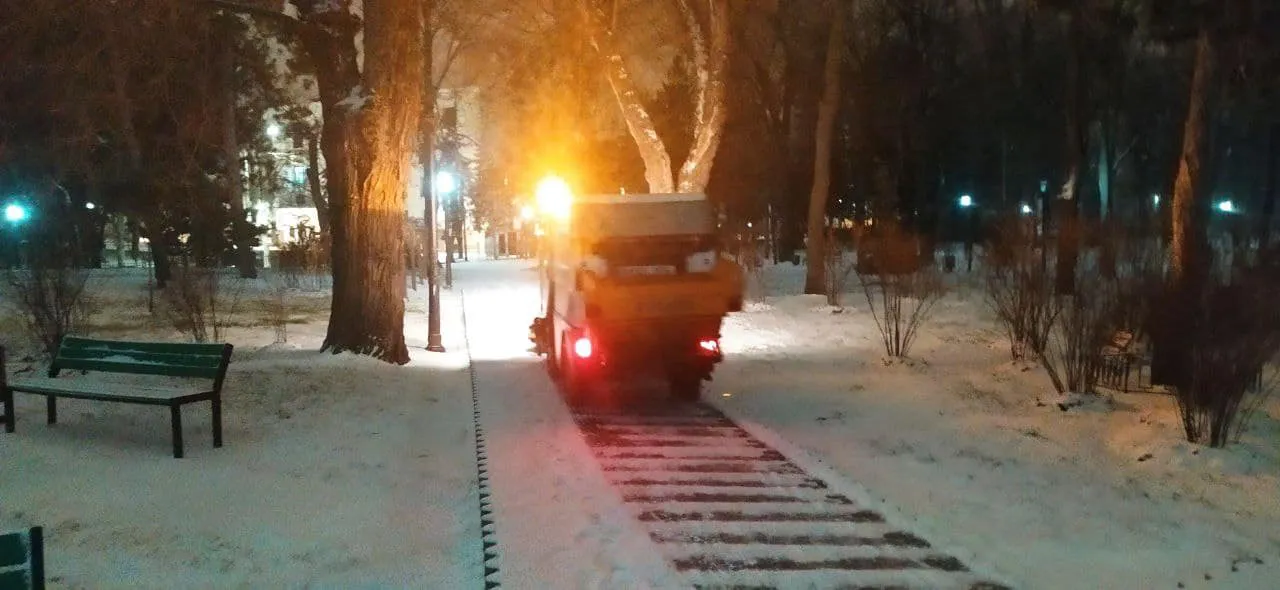 Всю ночь городские службы расчищали от снега улицы столицы