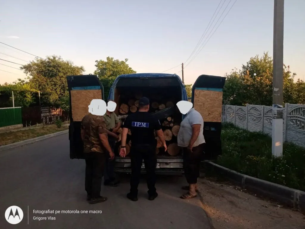 В Молдове двух водителей оштрафовали за незаконную перевозку дров
