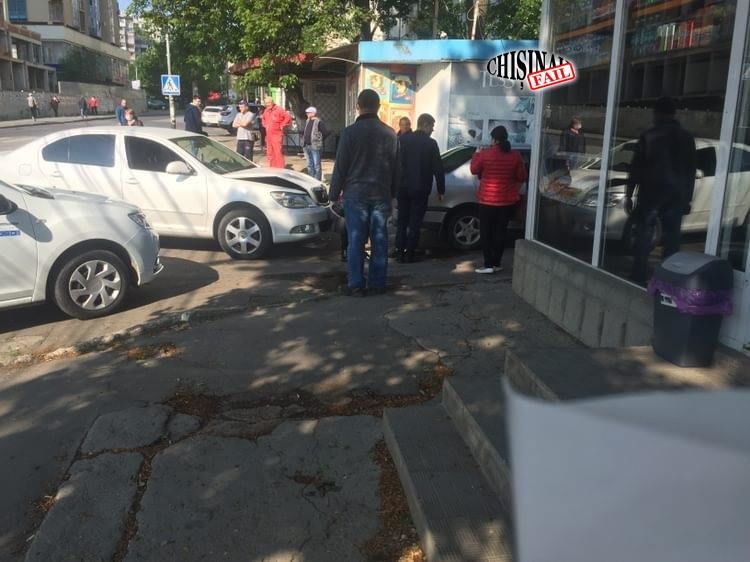 В Кишиневе из-за микроавтобуса повреждены два легковых автомобиля