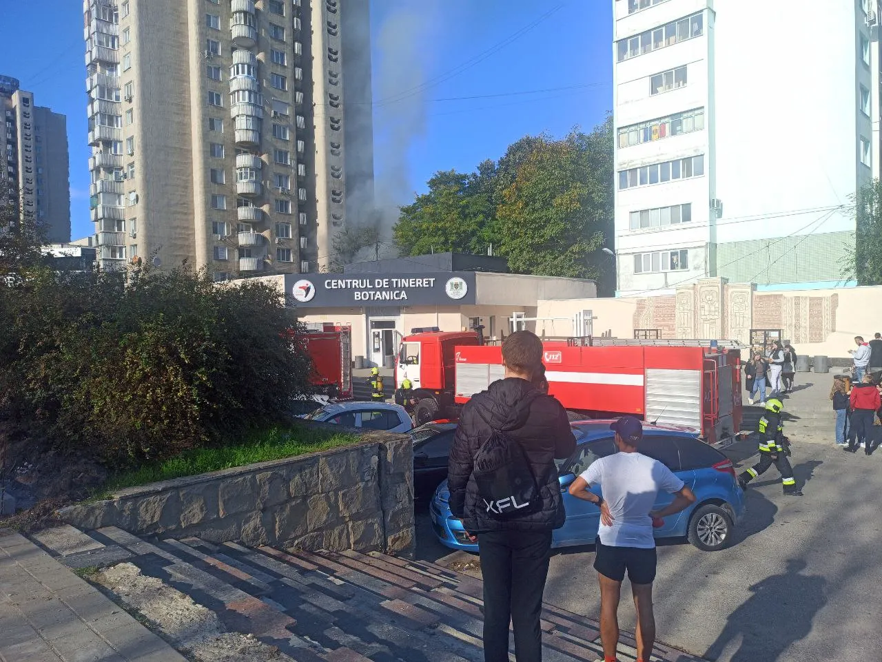 На Ботанике в районе муниципального молодежного центра разгорелся пожар