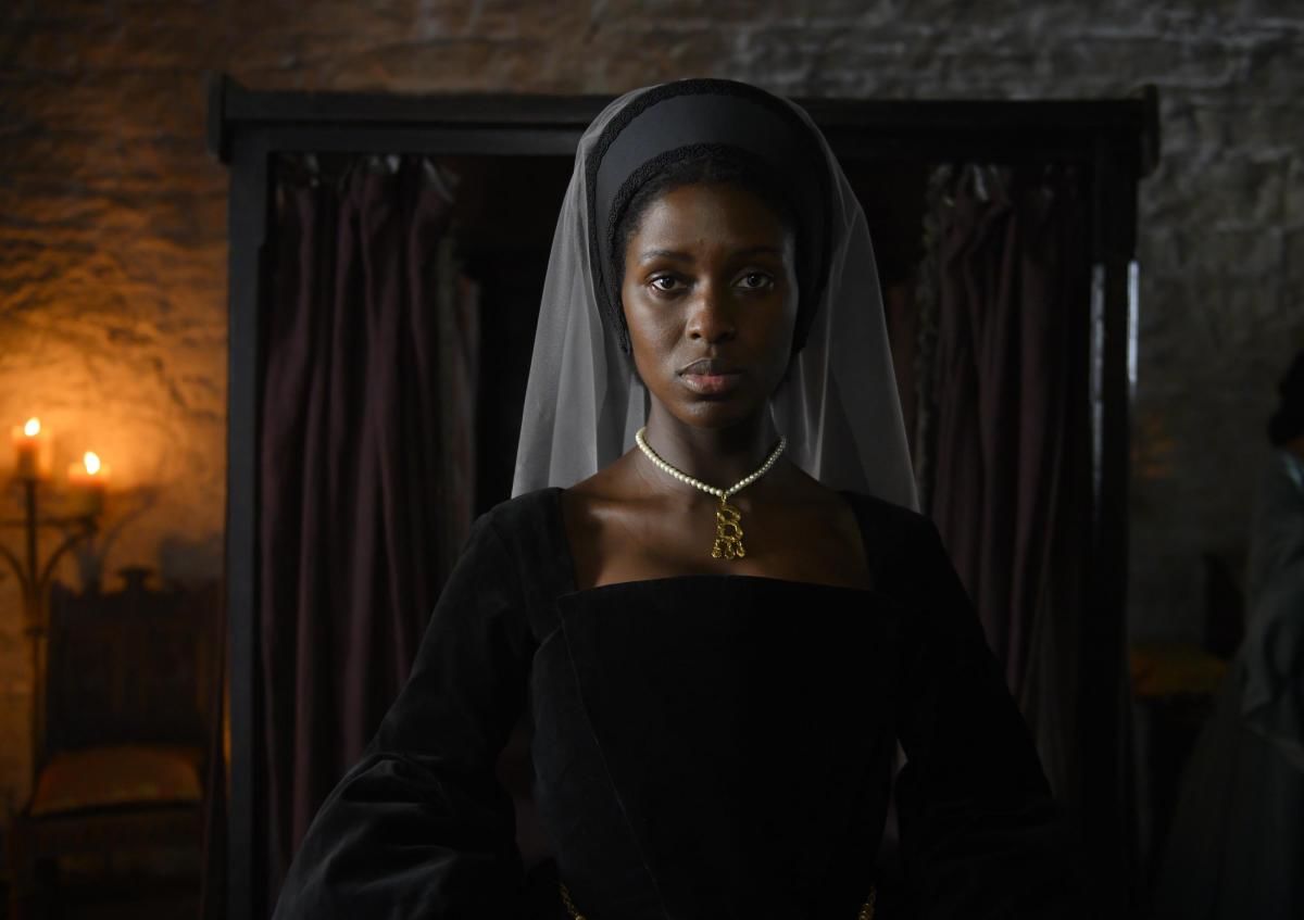 В Сети показали первый кадр скандального сериала о королеве Англии с темнокожей актрисой
