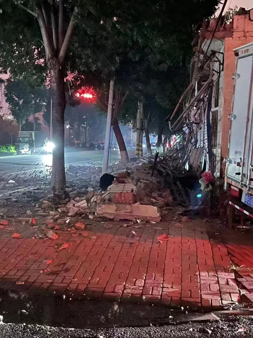 В Китае произошло землетрясение: разрушены более 100 зданий