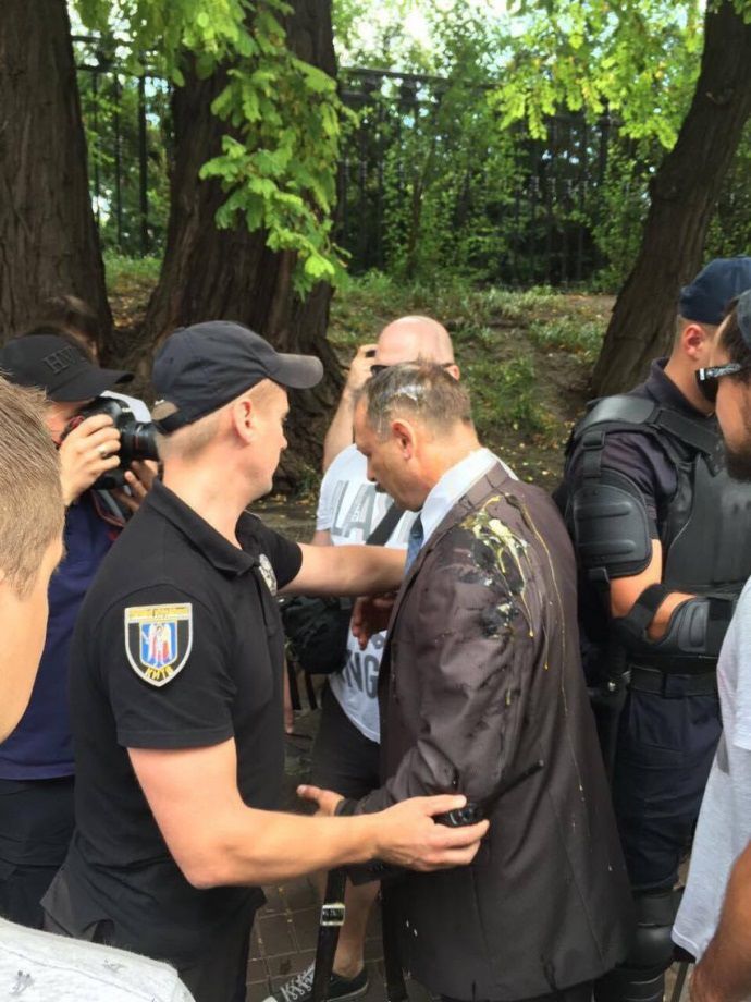 Депутата Верховной Рады забросали яйцами