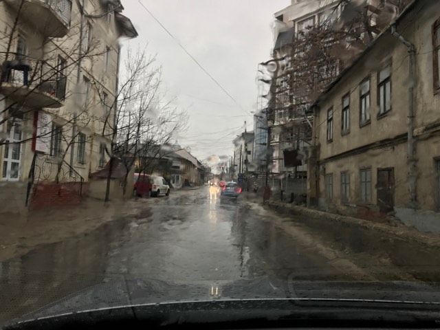 Ряд столичных улиц затопило после ночного дождя