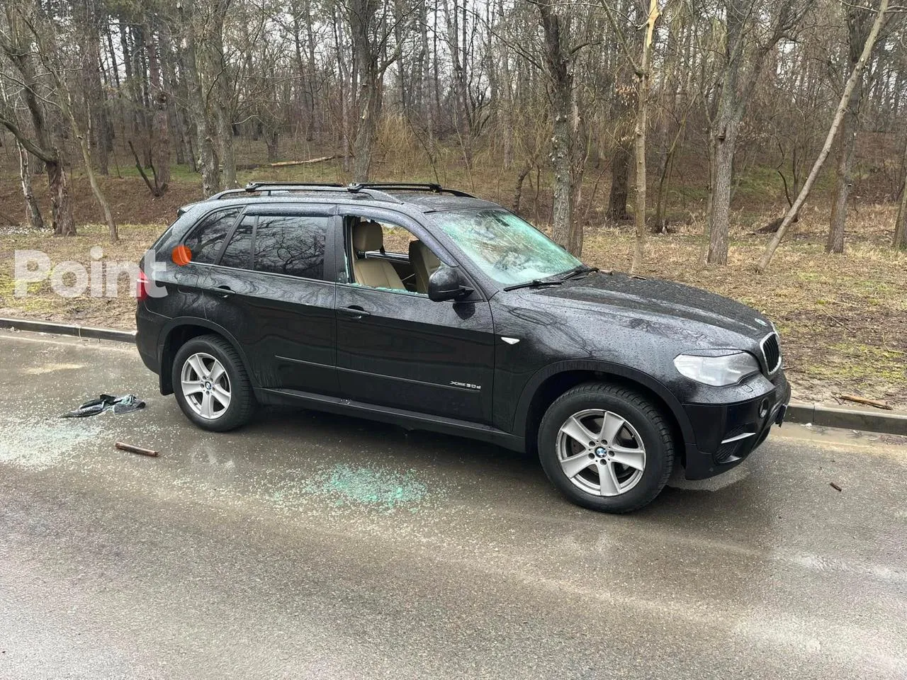 Un BMW X5 cu numere ucrainene parcat, distrus în Capitală