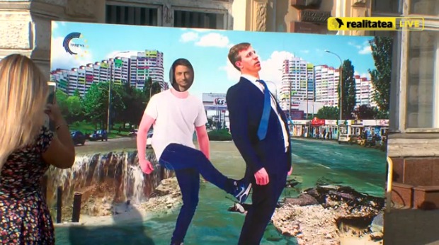 Trecătorii pot face poze cum îi dau un şut lui Chirtoacă la plecare