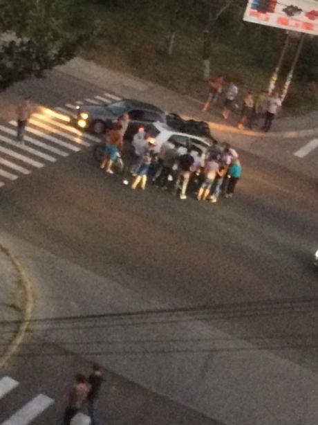 Accident la Buiucani: O motocicletă a ajuns pe capota unei mașini