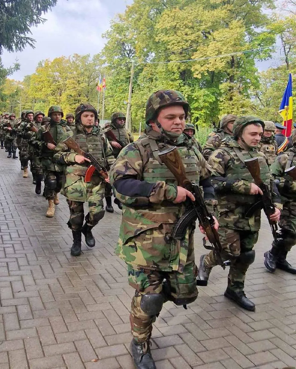 Молдавских резервистов обучают стрельбе, тактике и оказанию первой помощи