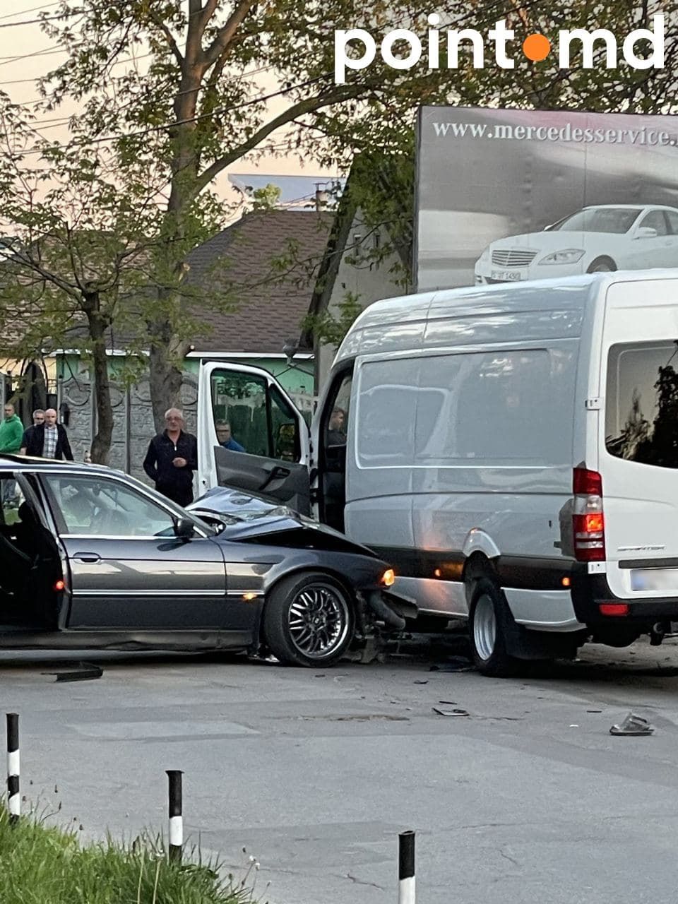 В Кишиневе произошла авария с участием BMW и микроавтобуса Mercedes