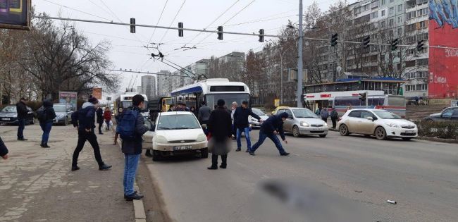 В столице автомобиль сбил девушку, переходящую улицу в неположенном месте