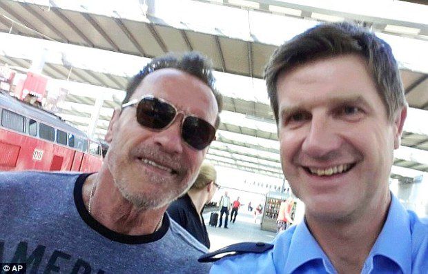 Actorul Arnold Schwarzenegger, arestat in Germania pentru ca se plimba cu bicicleta intr-o gara