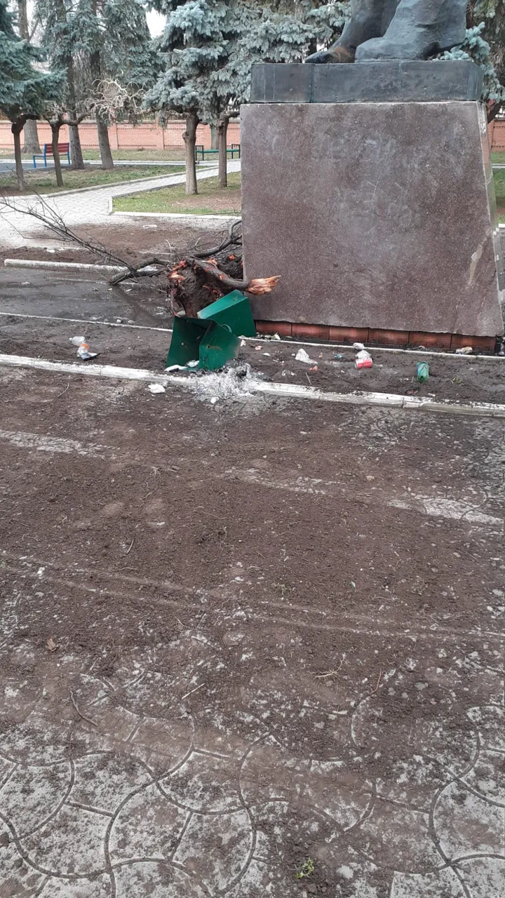 В Новых Аненах подожгли памятник Ленину